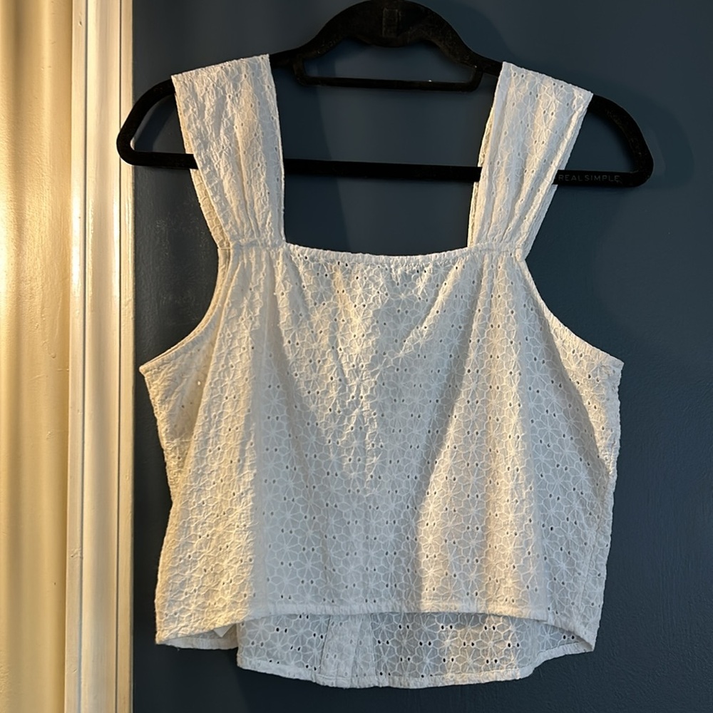 Eyelet Tank - Picture 2 of 3